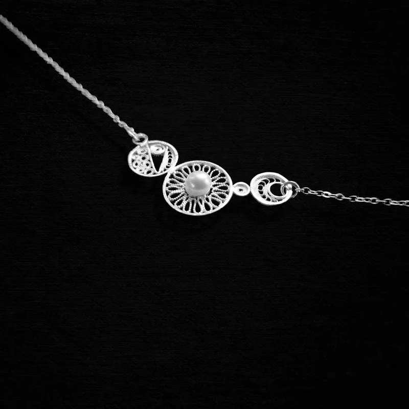 Plain Silver Filigree Geometric Silver Necklace Inlaid with Natural Freshwater Pearls